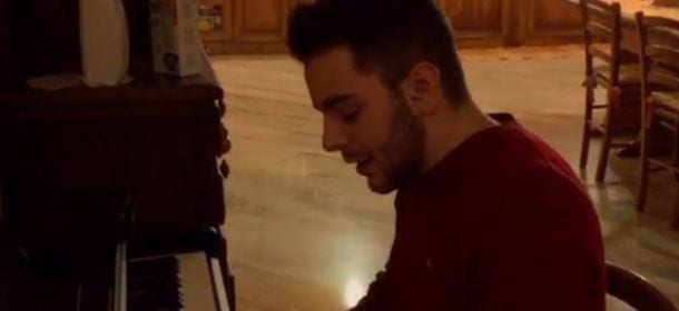 Lorenzo Fragola canta "White Christmas" in un video esclusivo dedicato ai suoi fan [VIDEO]