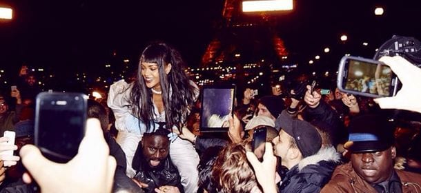 Rihanna invita i fan a partecipare al suo video: bagno di folla a Parigi