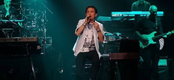 Roby Facchinetti inizia "col botto" a The Voice: brutta caduta in studio, puntata sospesa