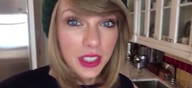 Taylor Swift: Babbo Natale per un giorno, consegna regali ai fan per ringraziarli