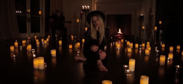 Avril Lavigne è cresciuta e mostra il "lato oscuro" dell'amore nel suo nuovo video