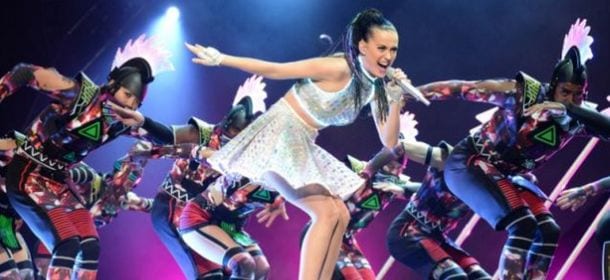 Katy Perry, effetti speciali e tanta energia per il concerto a Milano [VIDEO]