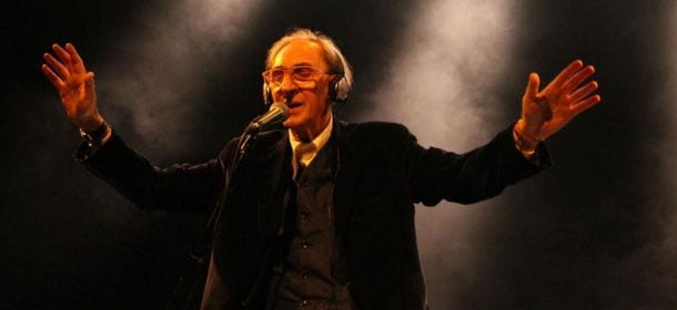 Franco Battiato cade dal palco durante un concerto: ricoverato in ospedale d'urgenza