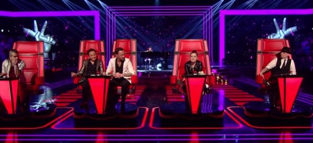 The Voice, i giudici si voltano ma lei ha già un contratto. Polemica sul web