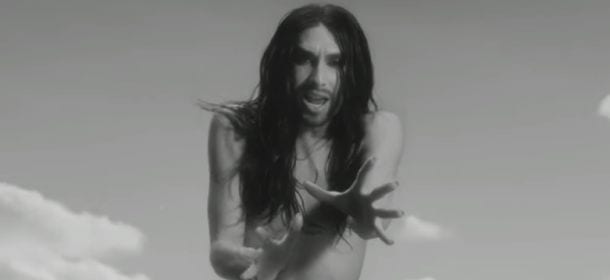 Conchita Wurst si mette a nudo per il video di "You are unstoppable"