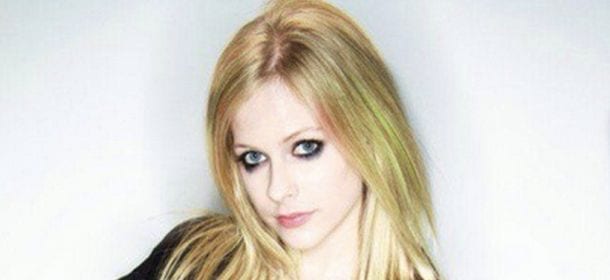 Avril Lavigne rompe il silenzio sulla sua malattia: "Pensavo di morire"