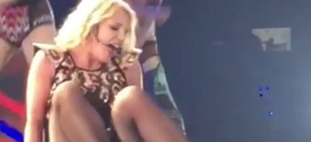 Paura per Britney Spears: incidente sul palco a Las Vegas [VIDEO]