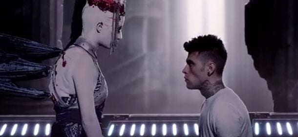 Fedez come in un horror per “L’amore Eternit”, con lui Noemi e Giulia Valentina [VIDEO]