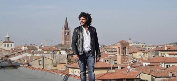 Francesco Renga canta l'amore a Verona: "Era una vita che ti stavo aspettando” [VIDEO]