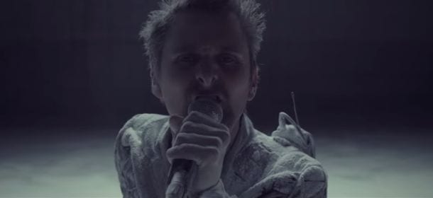 Muse, il racconto di "Drones" parte dal singolo "Dead inside" [VIDEO UFFICIALE]