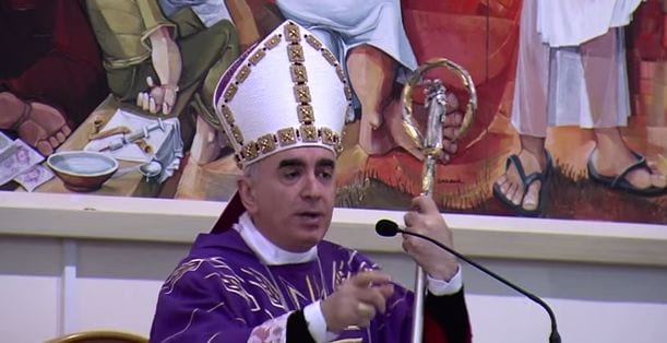 Il sacerdote canta Noemi e Mengoni durante l'omelia, il video diventa virale