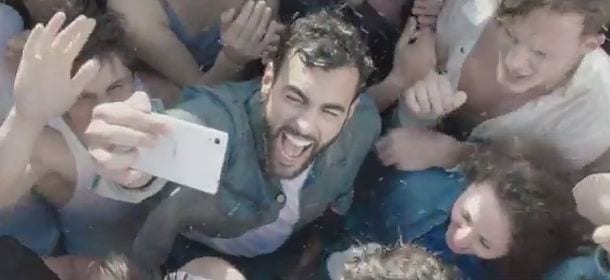 Marco Mengoni, "Io ti aspetto": nel video l'amore si celebra a ritmo dance