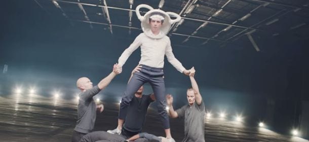 Mika, "Good Guys" è un viaggio metaforico tra sogni di gloria e miseria [VIDEO UFFICIALE]