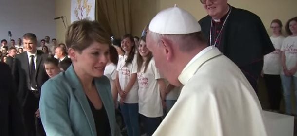 Alessandra Amoroso commossa dopo aver cantato per il Papa, il video emoziona i fan