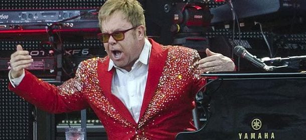 Elton John ira contro un'hostess sul palco: la insulta, poi si scusa [VIDEO]