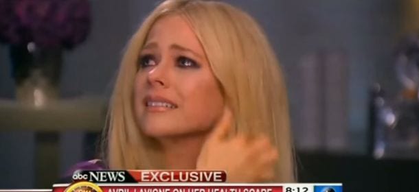 Avril Lavigne scoppia in lacrime in tv e parla della sua malattia [VIDEO]