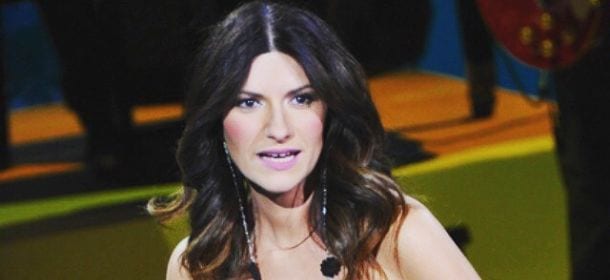 Laura Pausini non si risparmia per i fan: nuova anteprima da "Simili" [VIDEO]