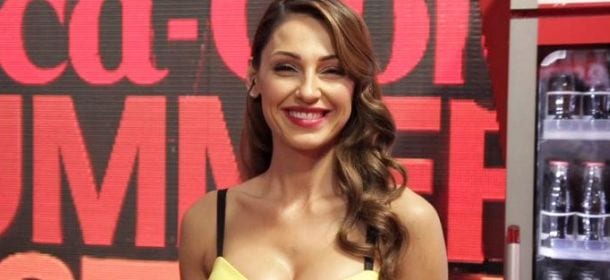 Anna Tatangelo canta 'Inafferrabile' e il Web si scatena: "Ha copiato Paola e Chiara"