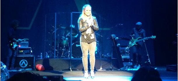 Anastacia all'Auditorium di Roma: fan le ruba il microfono, duetto inaspettato [VIDEO]