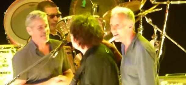 Estathe market sound: George Clooney sul palco con i Toto [VIDEO]