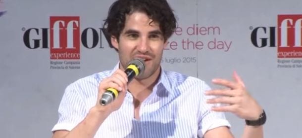 Darren Criss a Giffoni parla di un album, di Jovanotti e i Negramaro e canta "Something"