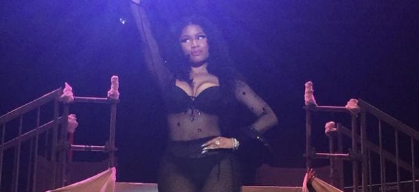 Nicki Minaj all'Estathé Market Sound tra balli sensuali e chiacchiere con i fan [VIDEO]