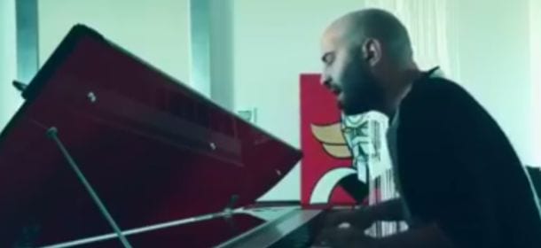 Giuliano Sangiorgi ricorda Amy Winehouse sulle note di "Love is a losing game" [VIDEO]