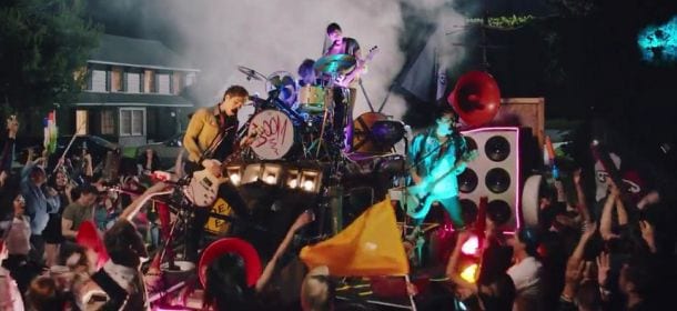 5 Seconds Of Summer, "She's Kinda Hot": il video fa il boom in Rete e anticipa il nuovo EP