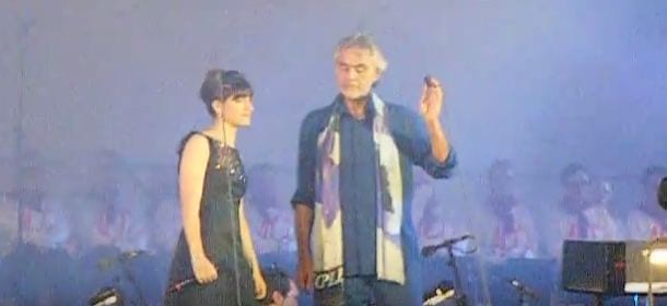 Teatro del silenzio: Andrea Bocelli duetta con Elisa, Gianna Nannini e Renato Zero [VIDEO]