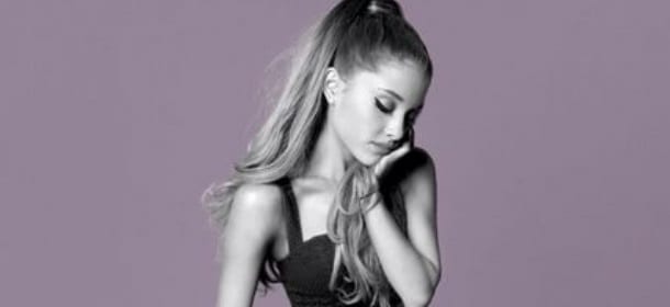 #1YearOfMyEverything, Ariana Grande festeggiata dai fan: "Orgogliosi di te"