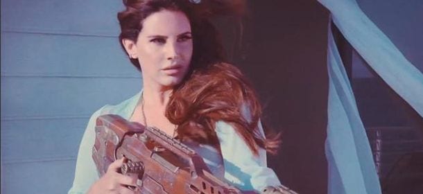 Lana Del Rey stanca e vendicativa nel nuovo video "High By The Beach"