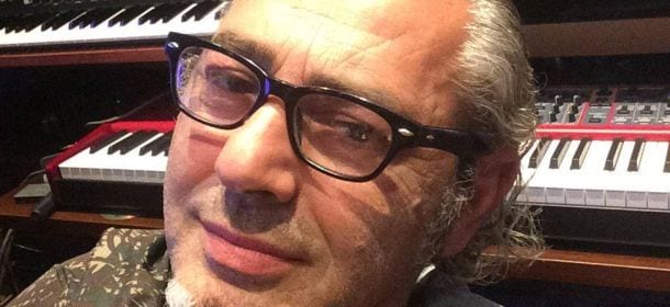 Luca Carboni torna con "Luca lo stesso", fotografia delle contraddizioni della società