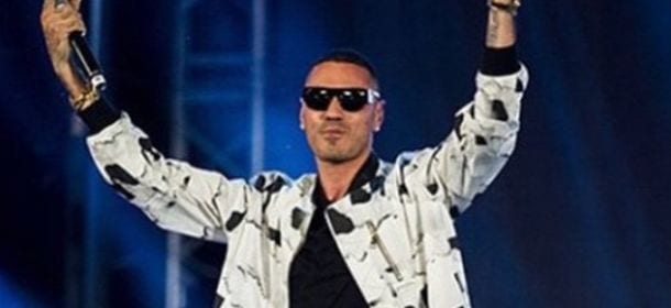 Marracash, incidente sul palco mentre canta in playback: lui ironizza e spiega il mancato live [VIDEO]