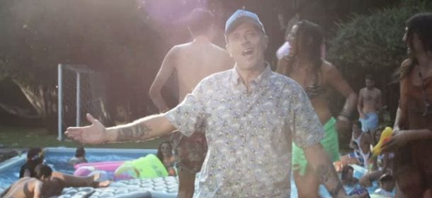 Max Pezzali, "Come Bonnie & Clyde": anteprima del video, tra amori estivi e party in piscina