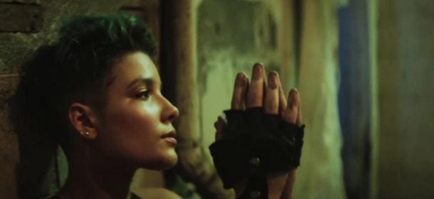 "New Americana": nel video Halsey leader dei ribelli in un mondo post-apocalittico