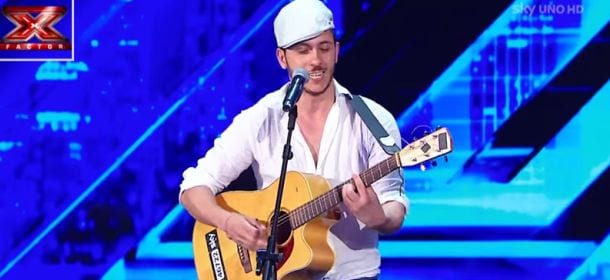 X Factor 9, Santino con l'ironia e la sua chitarra convince giudici e pubblico [VIDEO]