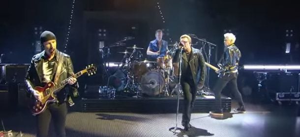 U2 a Torino: il rock investe il Pala Alpitour, Bono ricorda il dramma dei migranti [VIDEO]