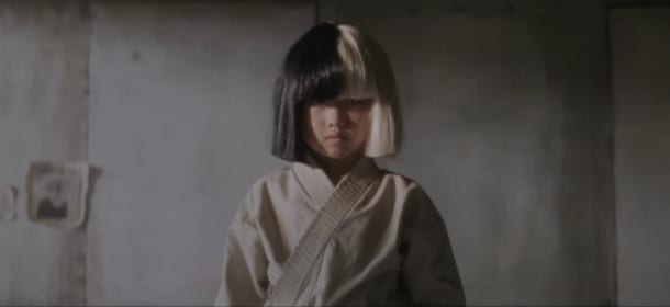 Sia, nel video di 'Alive' c'è una nuova bambina che ipnotizza il pubblico con le arti marziali