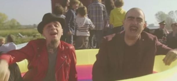 J-Ax feat. Elio, "La Tangenziale": ironico racconto dello stress da esodo vacanziero [VIDEO]