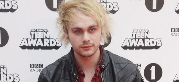 Michael Clifford dei 5 Seconds of Summer cade dal palco: la maledizione di Wembley [VIDEO]