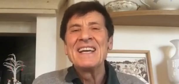 Gianni Morandi in diretta su Facebook: ad un tratto è spuntato anche Fiorello