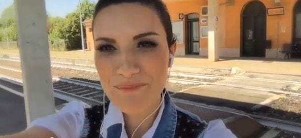 Laura Pausini: "Per la musica" riunisce i fan di tutto il mondo [VIDEO UFFICIALE]