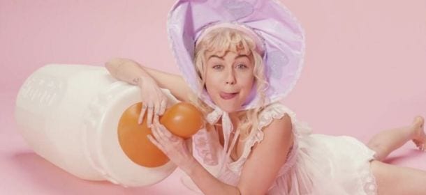 "BB Talk", Miley Cyrus diventa una bambina 'oversize' nel video ufficiale