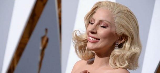 Oscar 2016: Lady Gaga contro le violenze, Sam Smith dedica il premio alla comunità LGBT