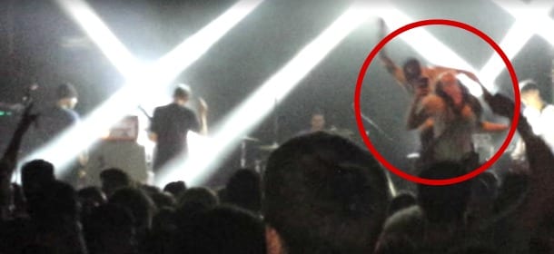 The Story So Far, una fan sale sul palco per un selfie: il cantante la prende a calci