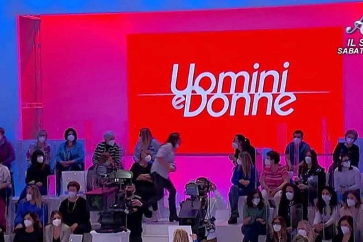 Uomini e Donne, programmazione sospesa: cosa sta accadendo