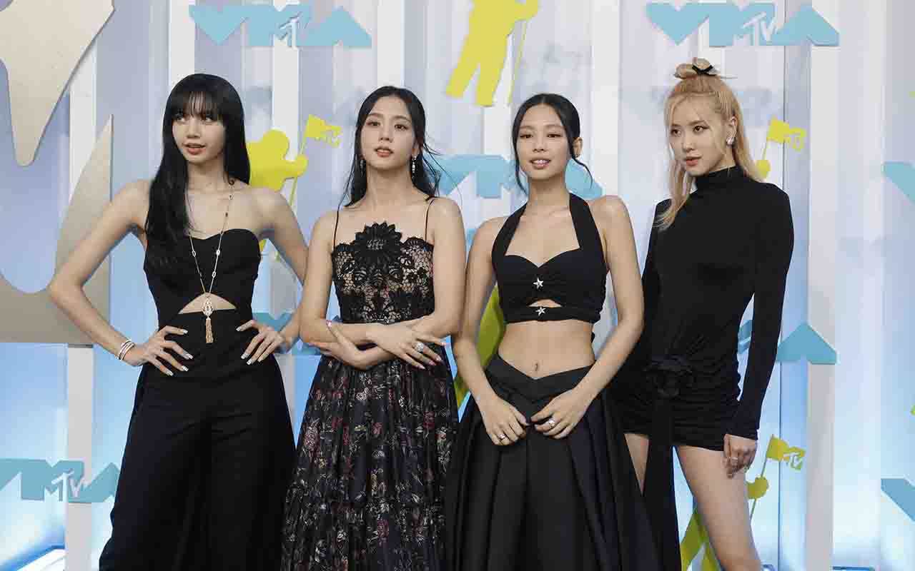 Jeannie Kim è la seconda da sinistra nella foto con le Blackpink