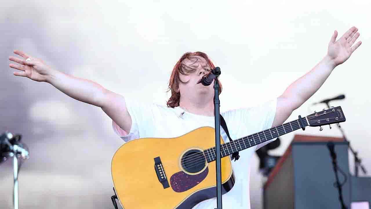 Lewis Capaldi sul palco di Glastonbury