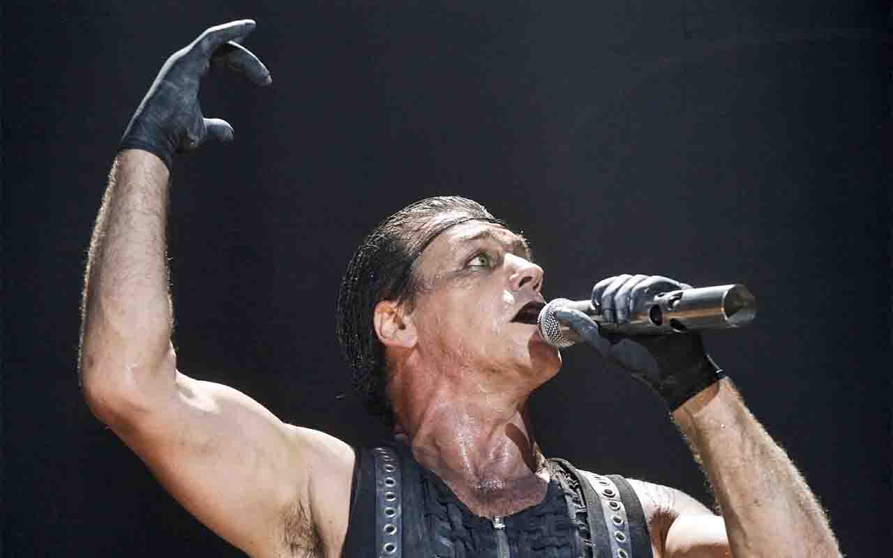 Till Lindemann, il cantante dei Rammstein sotto accusa per molestie