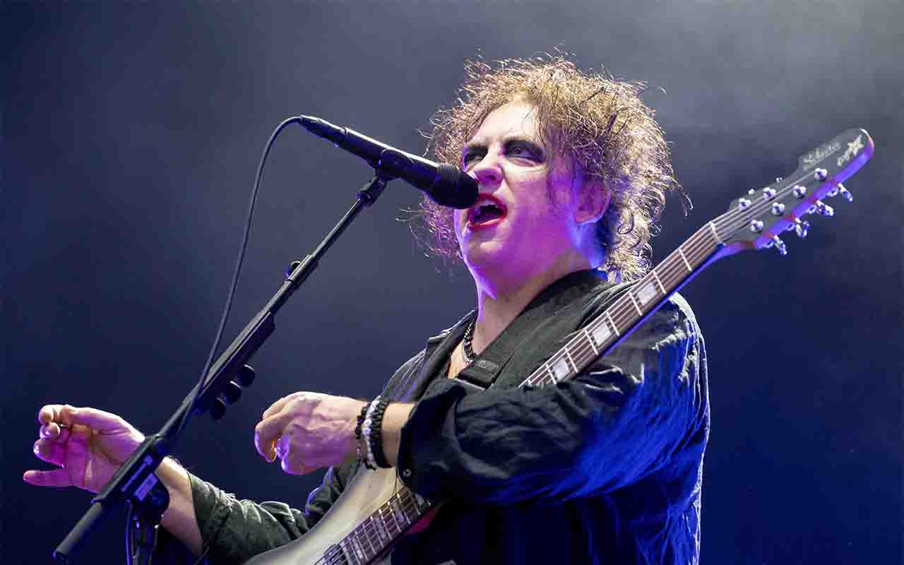 Il cantante dei The Cure Robert Smith, 64 anni